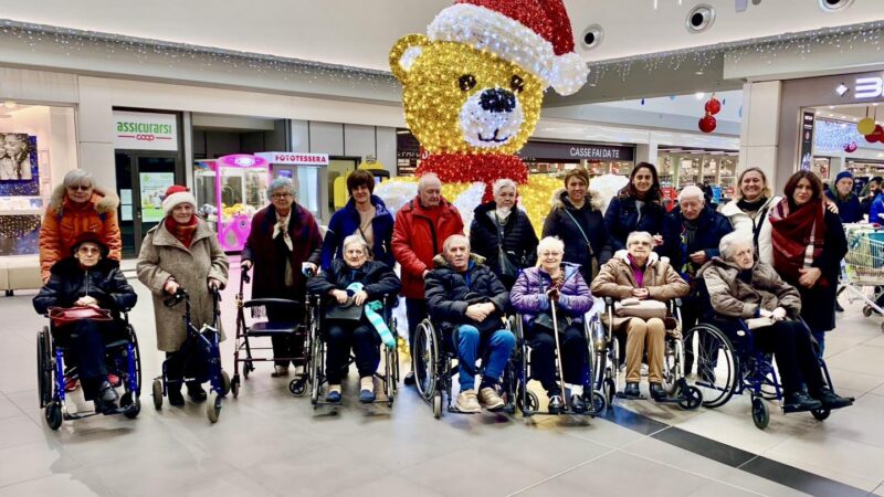 Questa mattina uscita di gruppo al centro commerciale La Favorita per respirare l’aria Natalizia.!!