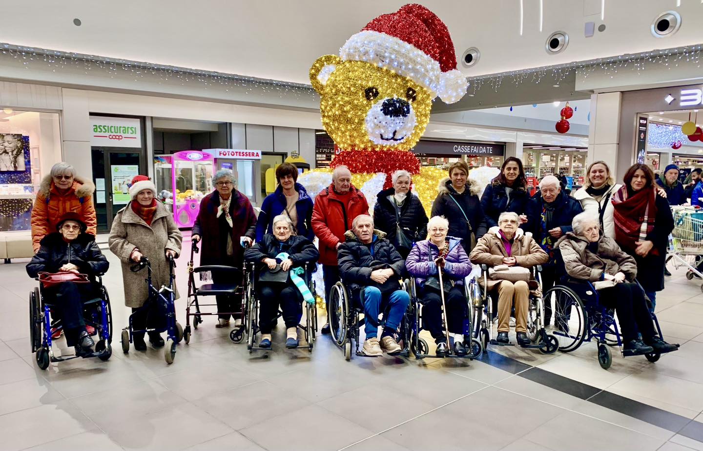 Questa mattina uscita di gruppo al centro commerciale La Favorita per respirare l’aria Natalizia.!!